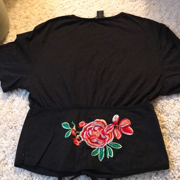 πΊHost PickπΊ Laced Up Embroidered Top - Picture 5 of 9